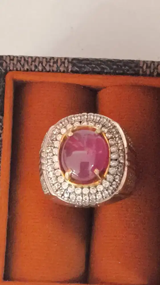 Batu permata Ruby pinkish red