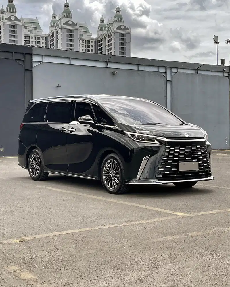 Lexus LM350h 2023 7-seater