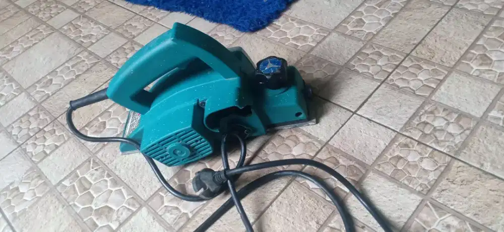 Makita mesin serut kayu