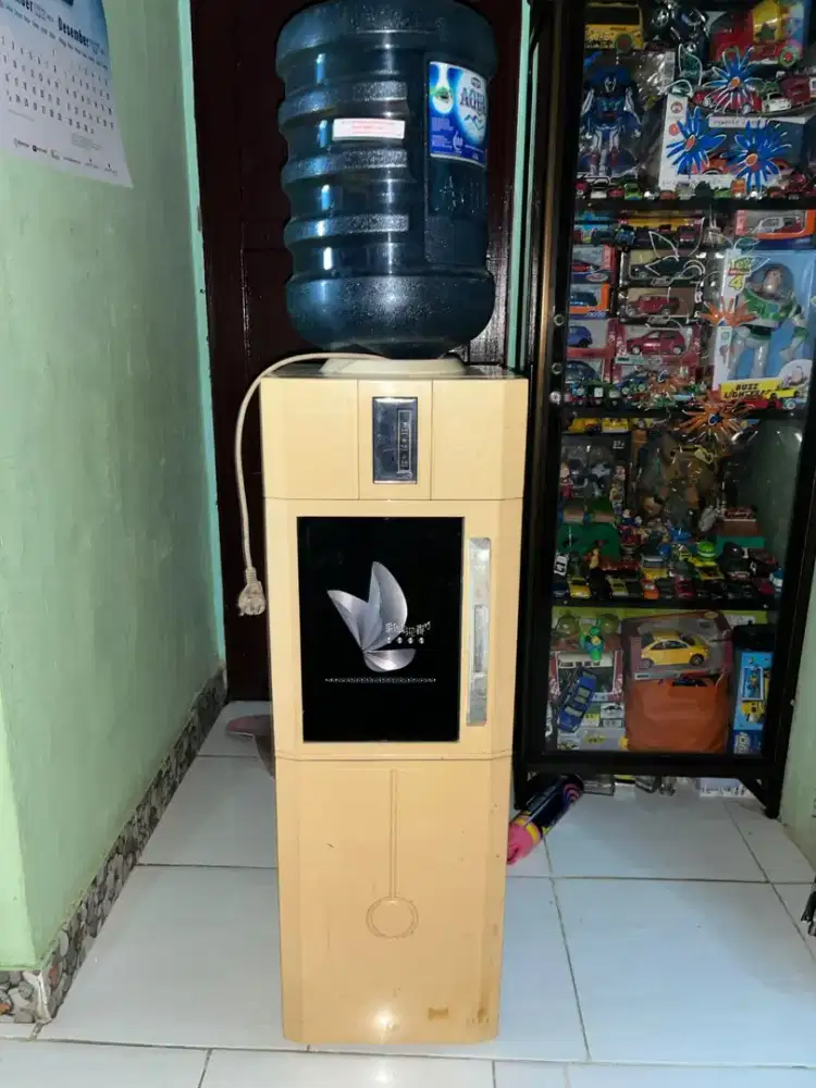 Dispenser (bonus galon sama pembungkus galon)