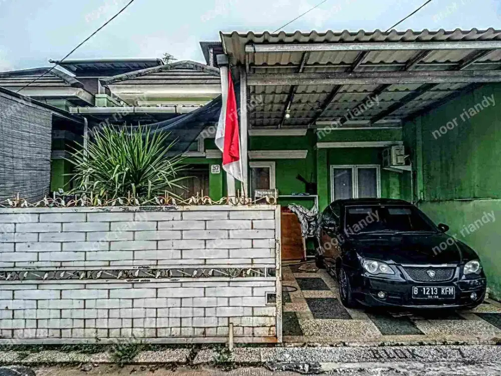 DI JUAL RUMAH MURAH BAGUS RAPIH 2 LANTAI MEZANINE DI DALAM KOMPLEK PERUMAHAN DI DEPOK.