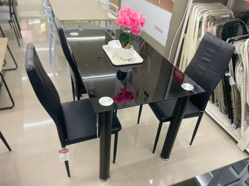 Meja makan minimalis