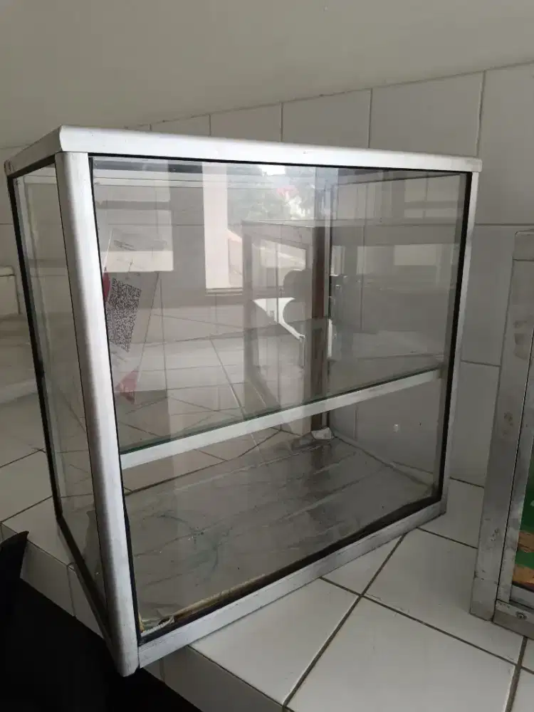 Etalase dagang kelontongan