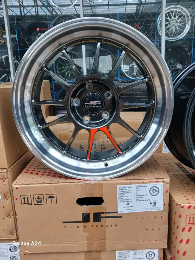 Venom 5 jf luxury buzz ring 18 lebar 8,5 pcd 5x114,3 ET 40 innova hrv