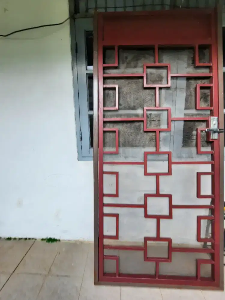 Jendela Kayu Minimalis dan Pintu Teralis Besi