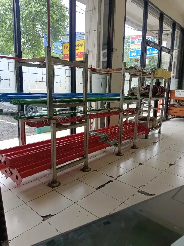 Cross brace atau silangan scaffolding