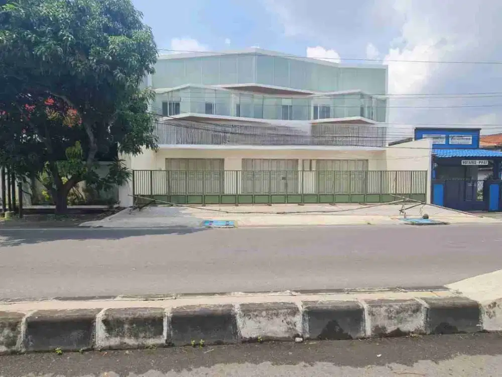 Kesempatan Investasi! Disewakan Ruko Baru Strategis 2 Lantai. Lokasi Strategis di Jalan Raya Slamet Riyadi.