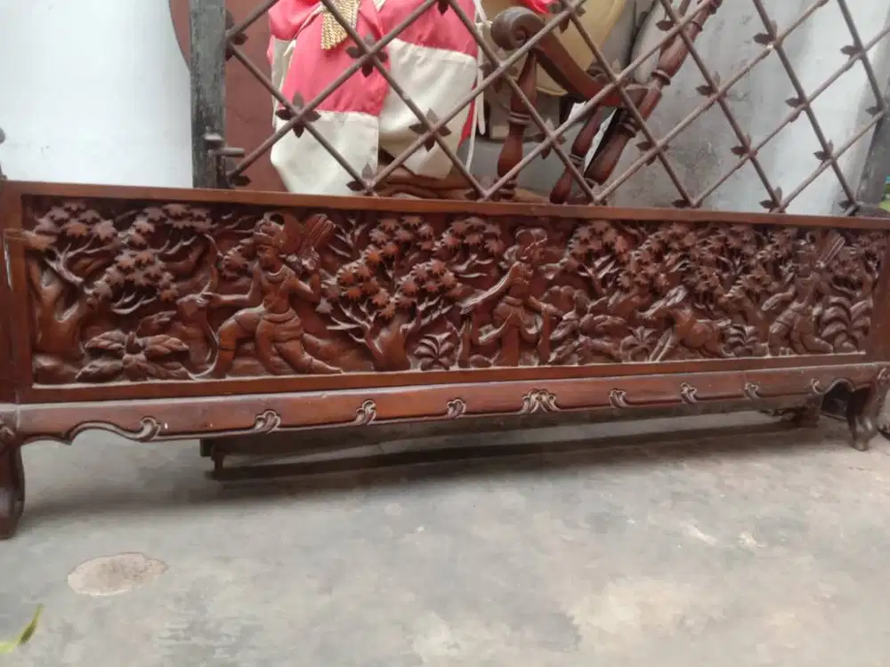 lemari dan tempat tidur ornamen Ramayana