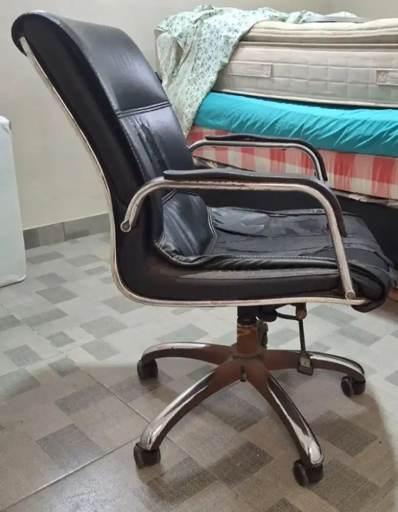 Jual kursi kerja / kantor second