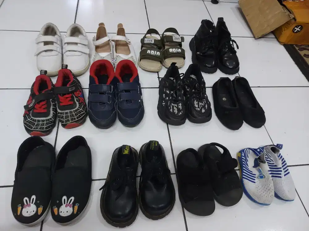 Sepatu second anak