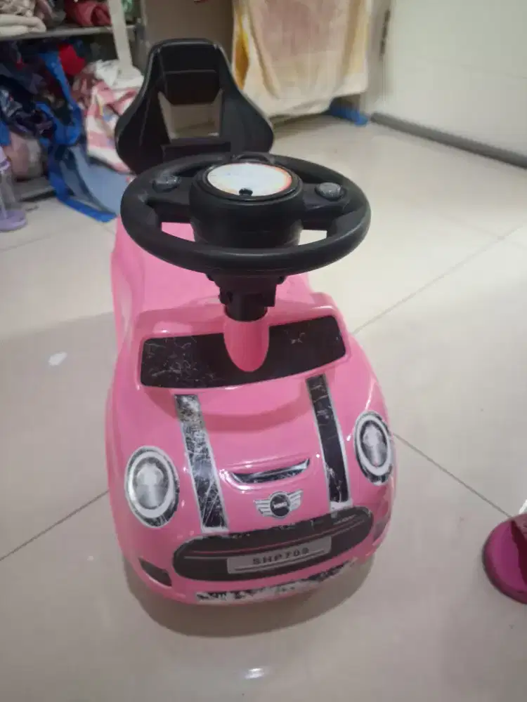 Mobil mainan anak bekas