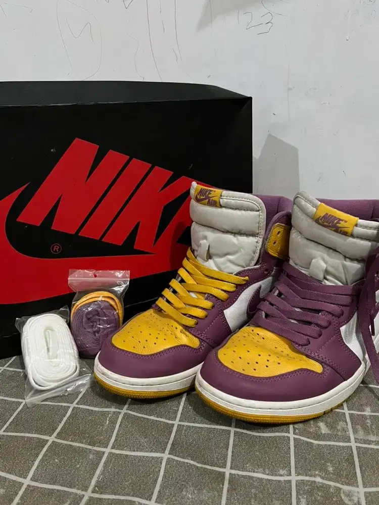 Nike Air Jordan 1 Retro High OG University Gold/Light Bordeaux