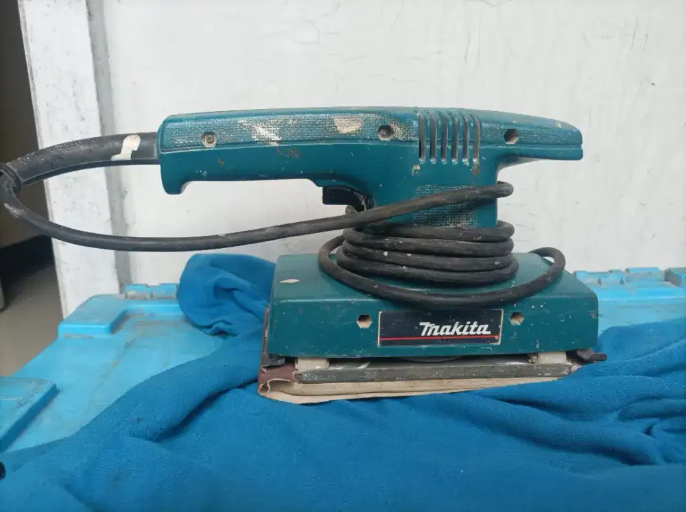 Mesin amplas merk makita type 9035