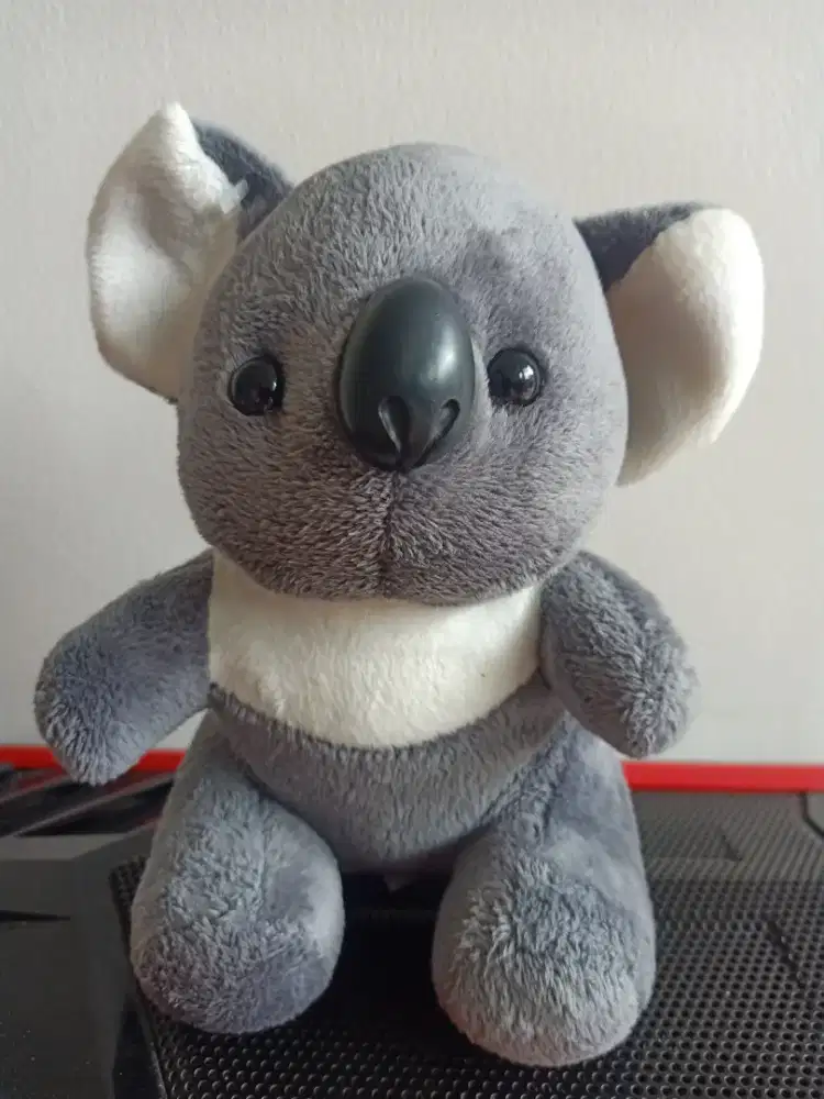 Boneka koala. Warna abu abu tua.