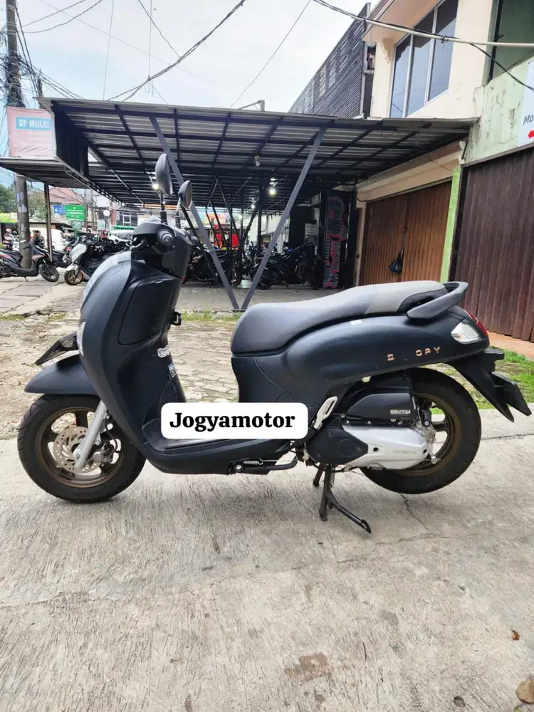 (B) Honda scoopy prestige tahun 2025