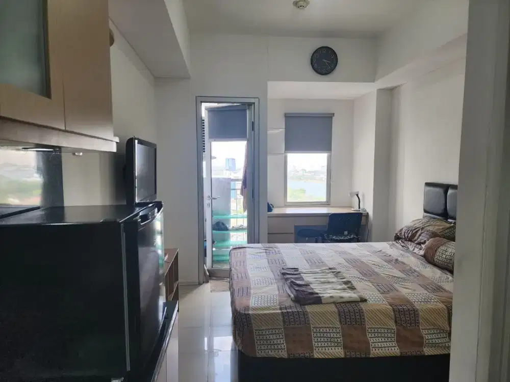 ready disewa unit apartemen green lake sunter,studio furnished,ac dan waterheater,luas 20,lantai tengah,view danau