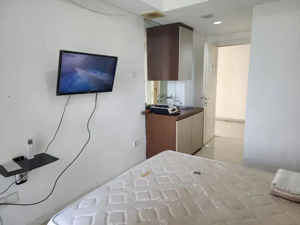 ready disewa unit apartemen green lake sunter,studio furnished,ac dan waterheater,luas 20,lantai tengah,view city