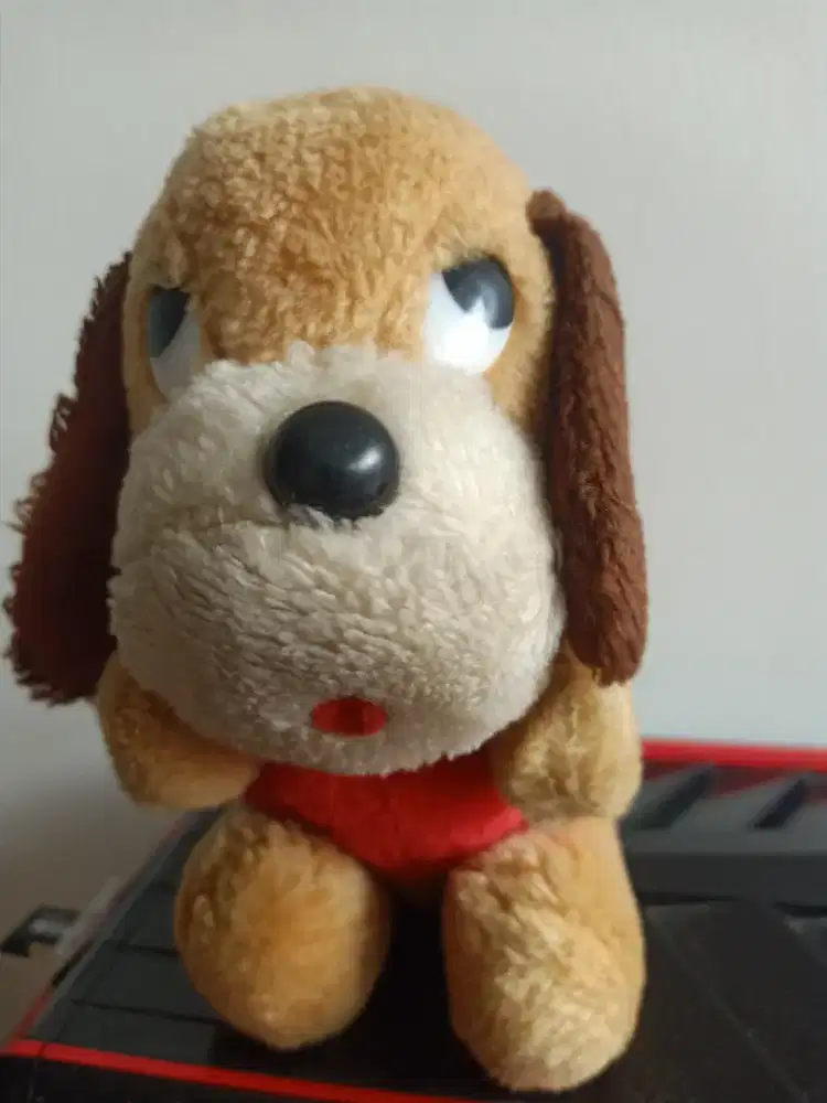 Boneka anjing telinga panjang.