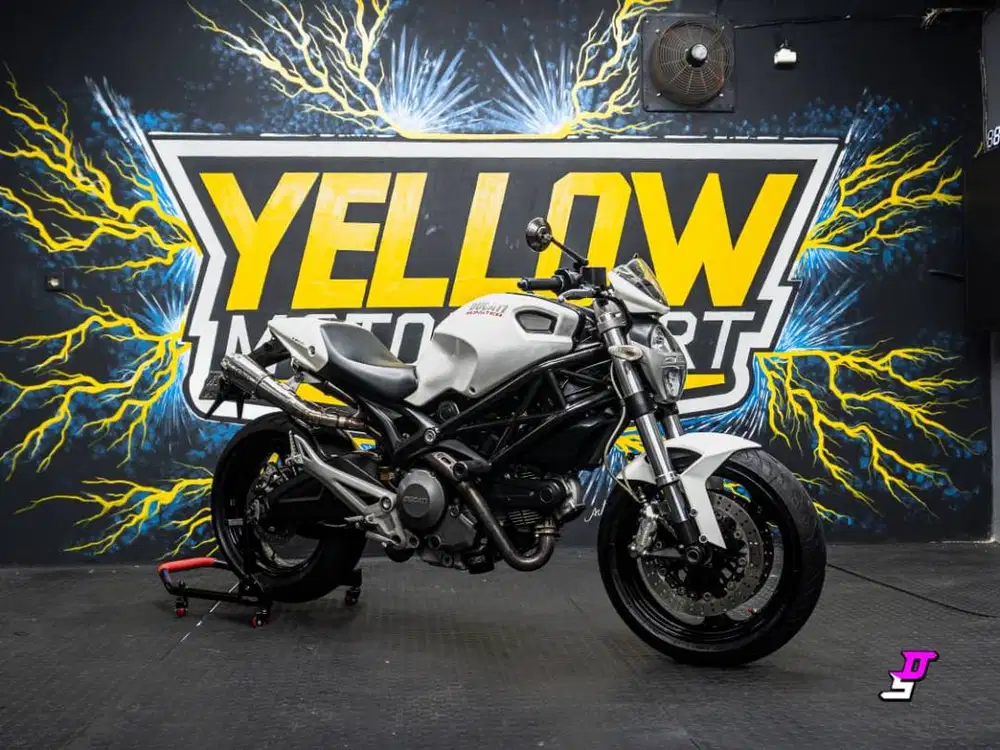 Ducati Monster 696 albino tahun 2011
