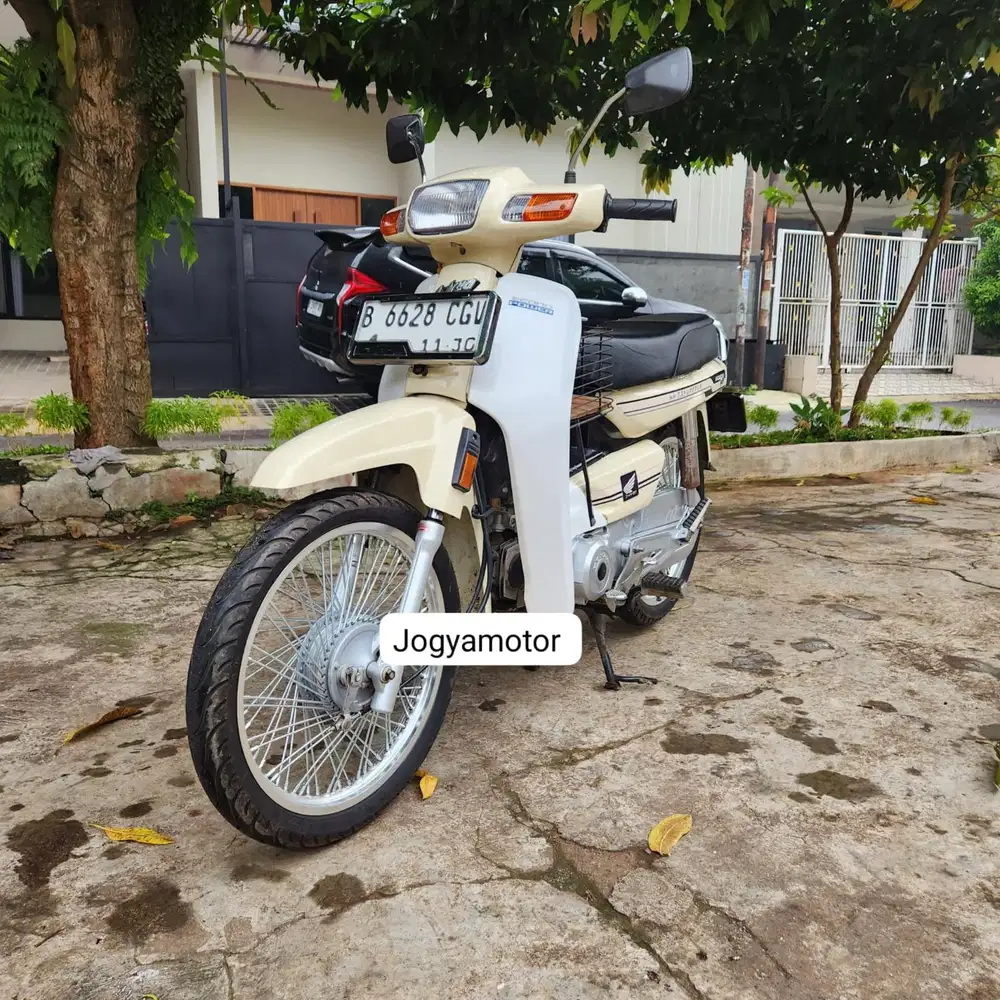 (B) Honda astrea tahun 1996