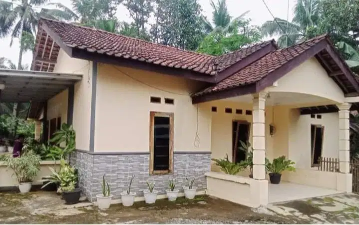 DISEWAKAN RUMAH DEKAT SEKOLAH MI Al-HUDA SELANEGARA (BEBAS BANJIR)