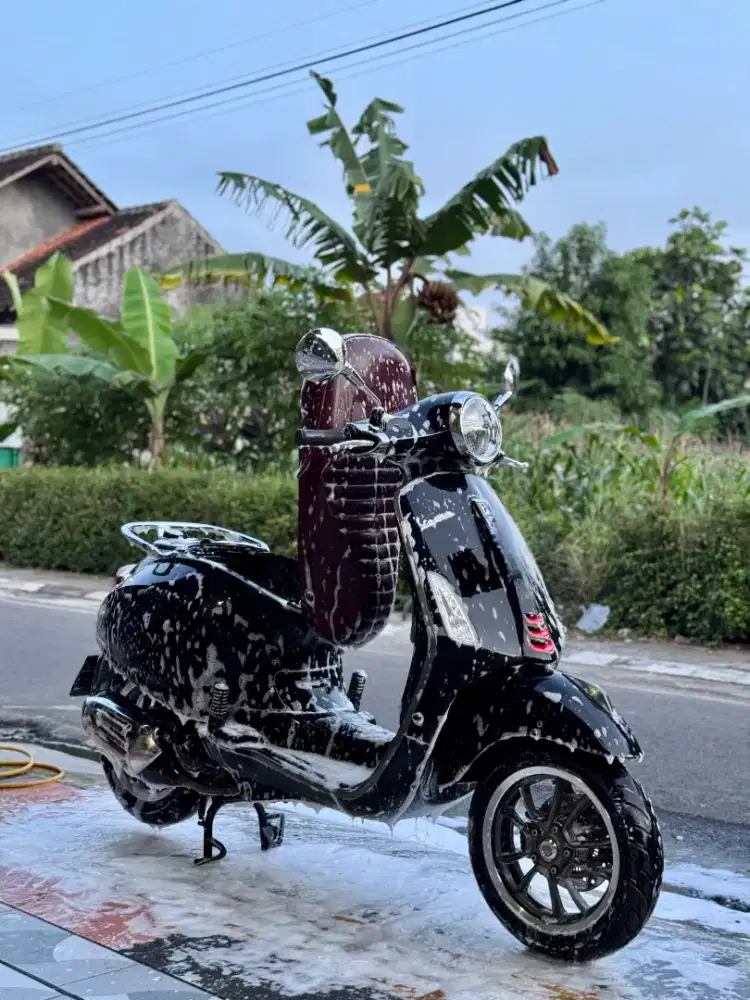 Vespa Primavera Hitam 2021