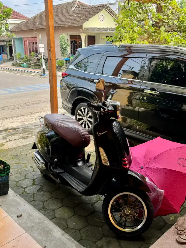 Vespa Primavera Hitam 2021