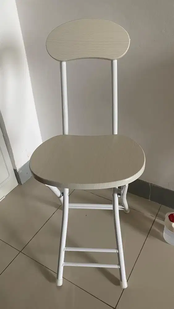 Kursi lipat putih