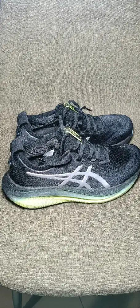 Sepatu olah raga wanita