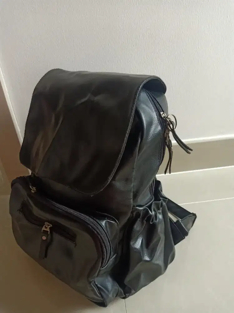 Tas punggung dari bahan kulit sintetis