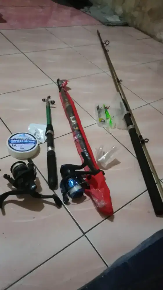 tiga set joran + tas+ reel 2 + senar+ umpan buatan, + kail