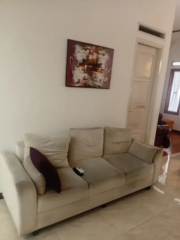 Jual sofa 3 ruang TV seat warna putih kondisi bagus