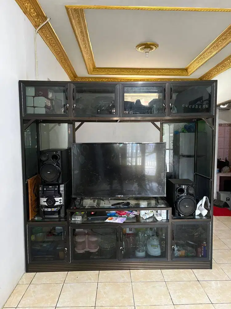 Lemari TV Kaca Hitam Transparan 8 Pintu — 180×47×180 cm, Like New