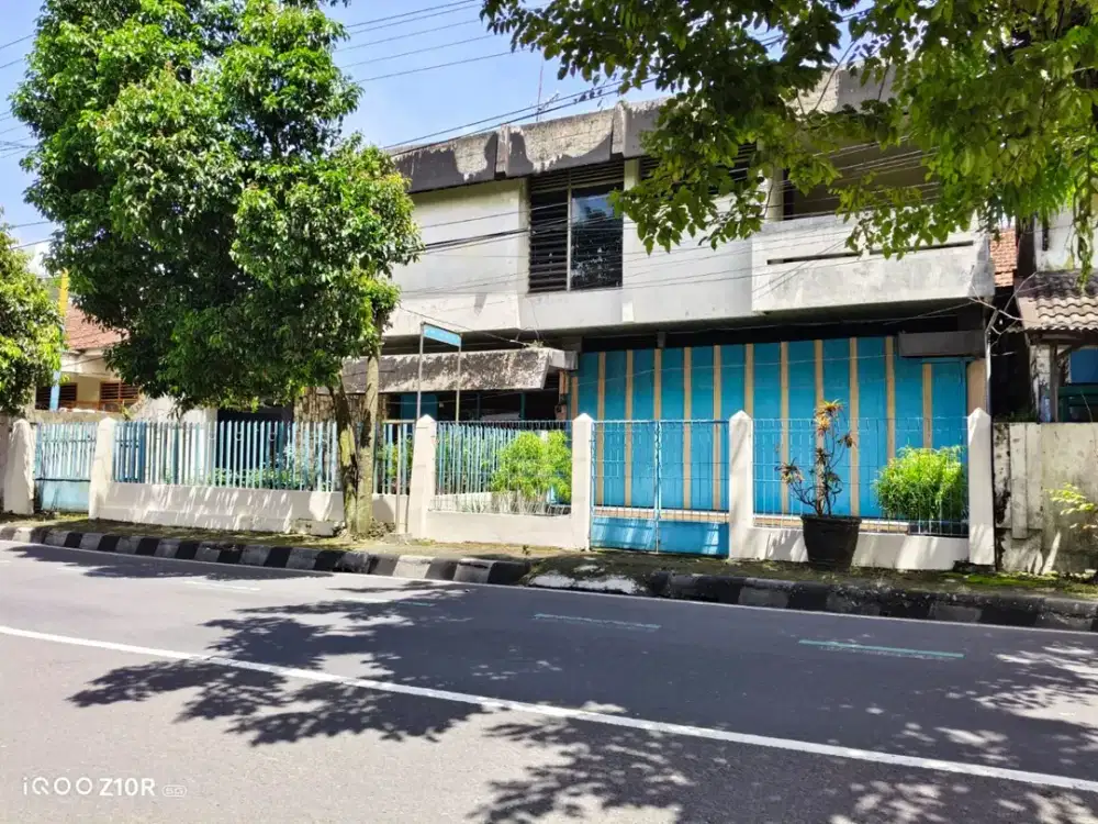 Rumah Terawat Pinggir Jalan Raya Selangkah Ke Alun-alun Purwokerto