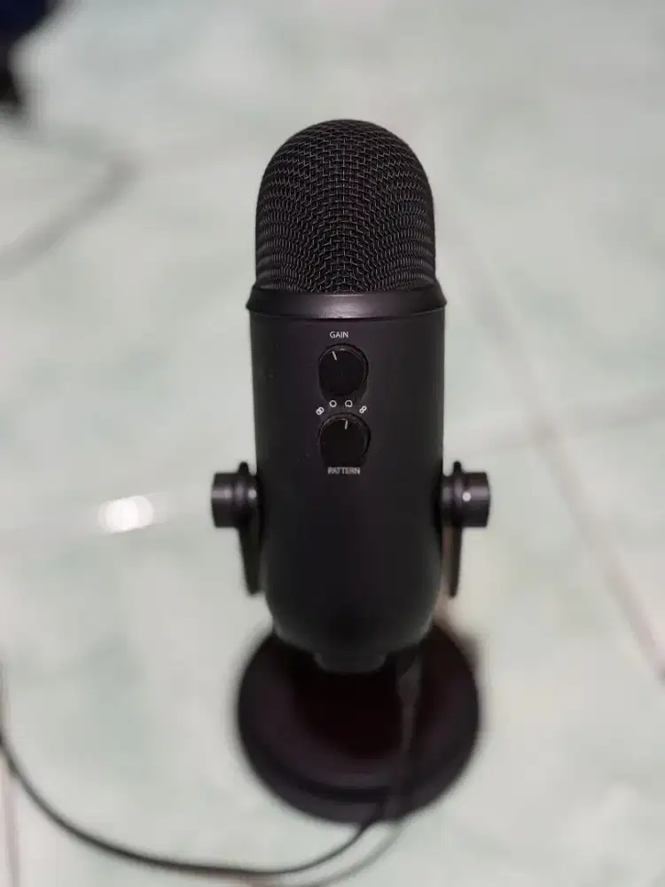 BLUE YETI MICROPHONE. BLACK EDITION