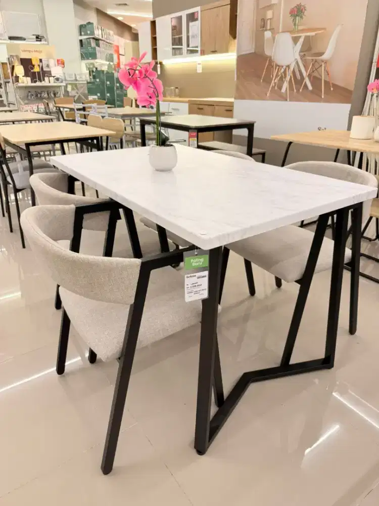 meja makan 4 kursi