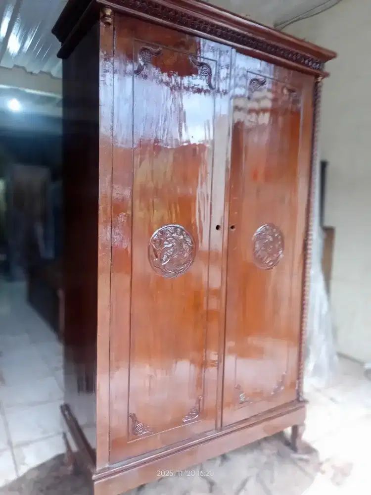 1 lemari kayu jati pintu dua 2. Bekas sudah melamin