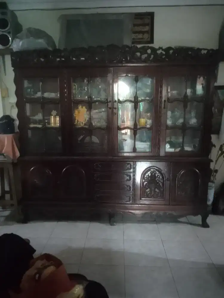 Lemari Kaca Jati Tua