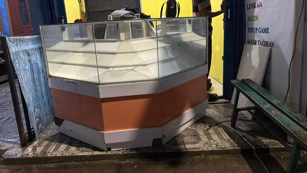 Etalase sudut untuk konter