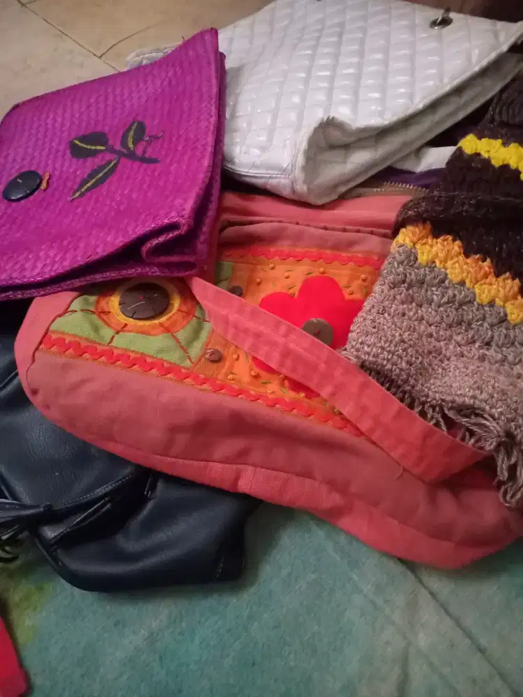 Tas dan dompet masih layak pakai.