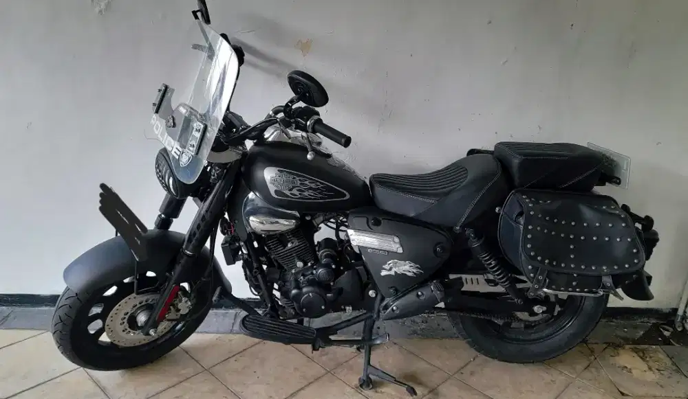 DIJUAL MOTOR LOW KM BENELLI BS 200 MT, 2020 hitam, plat L Surabaya