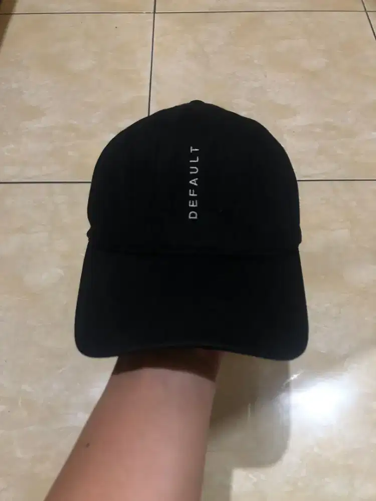 Topi DEFAULD Hitam