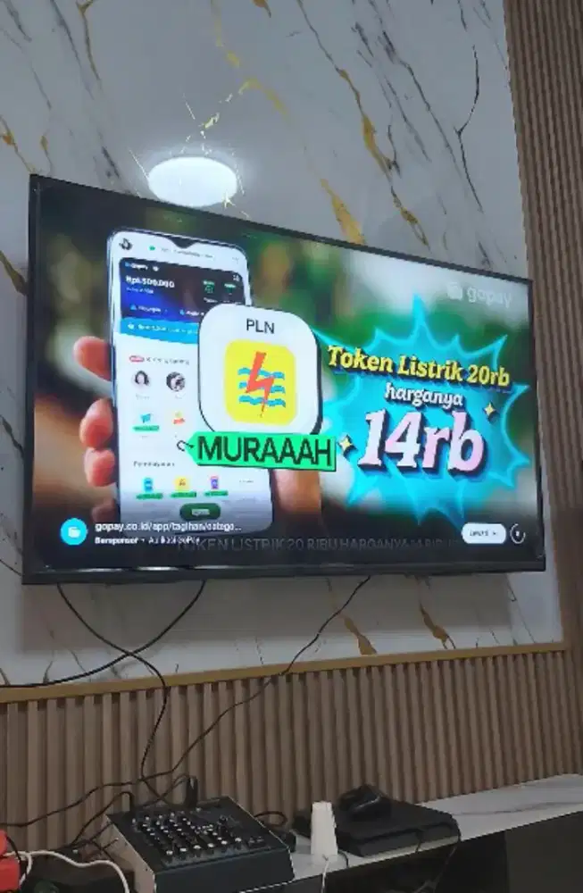 hasil pemasangan bracket tv led lcd gantung di tembok rapih nyaman