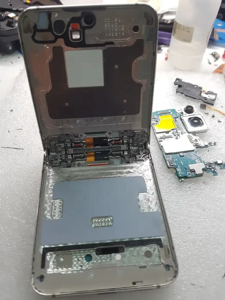 Service Samsung Z Flip Lcd tiba² mati di buka mati dll