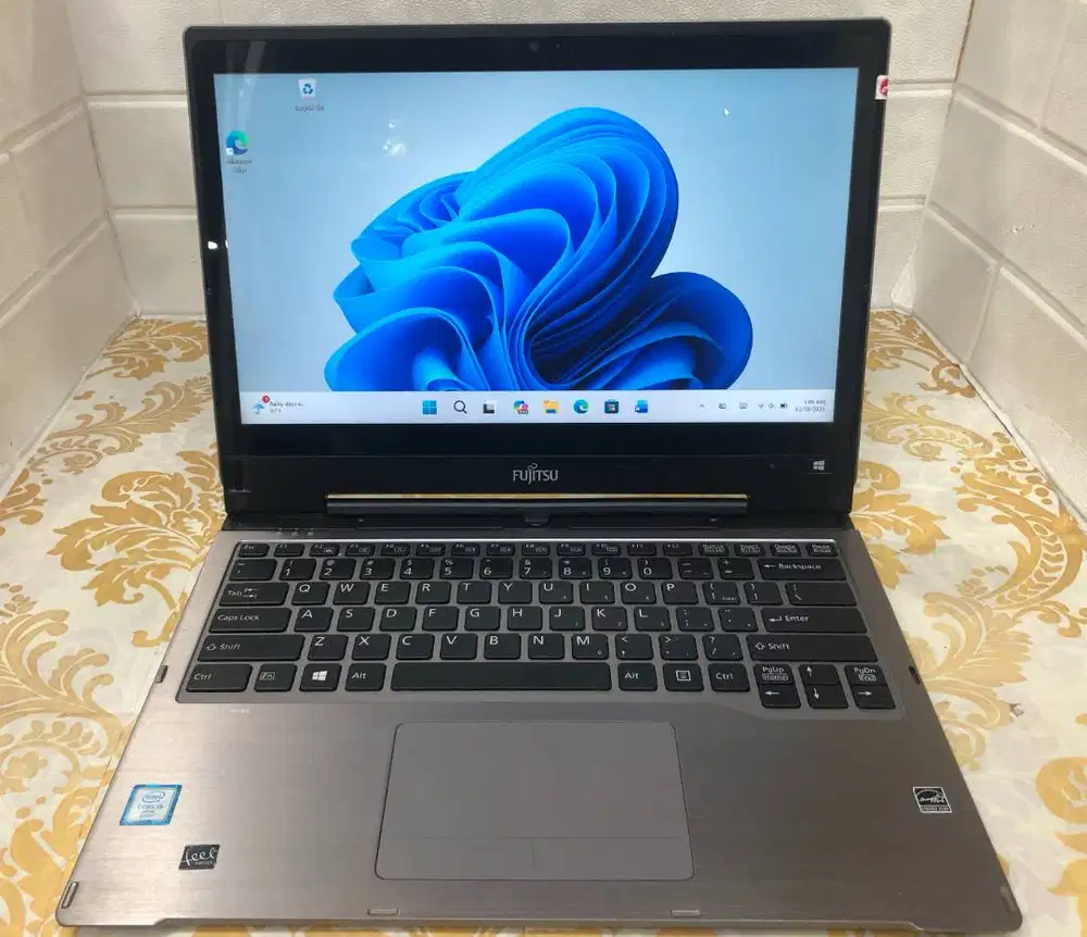 Laptop Tablet Fujitsu T936 Layar Sentuh Core i5 Gen6 Siap Pakai