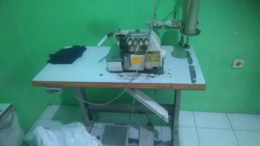 Sepaket Mesin Jahit Dan Mesin Obras Tinggal pakai siapa cepat