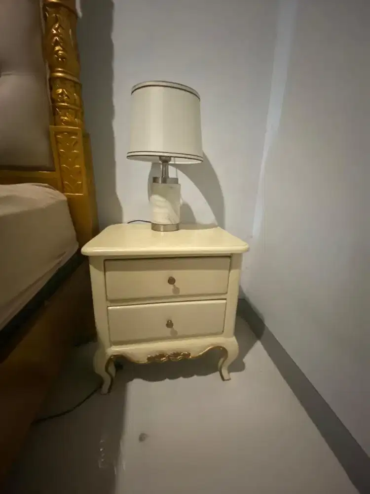 Nakas jati bedside set dengan lampu tidur