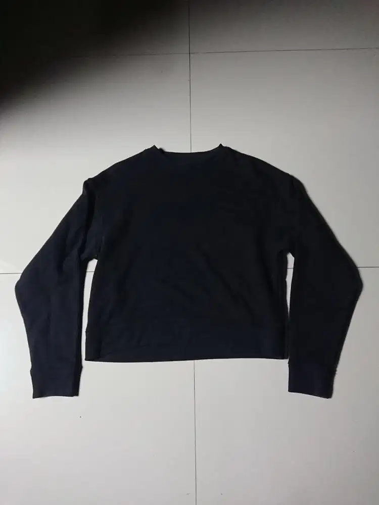 crewneck uniqlo hitam