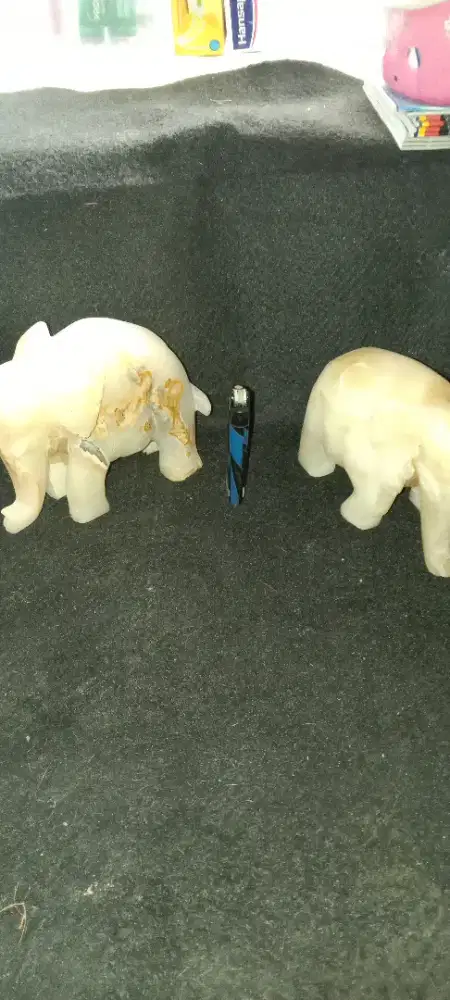 Pajangan gajah ukiran batu