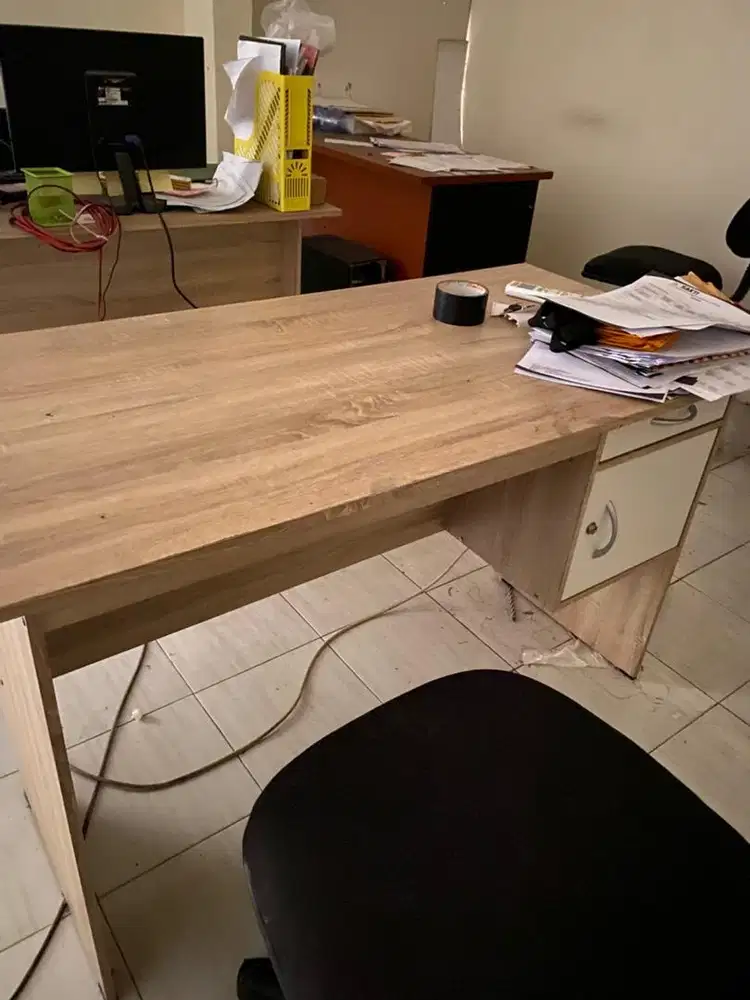 Meja kerja kantor meja belajar anti lengkung